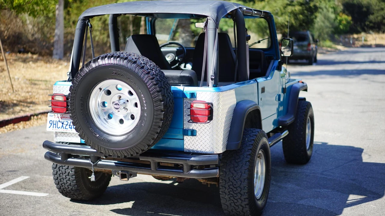 1993 Jeep YJ Wrangler - Image 16 of 31