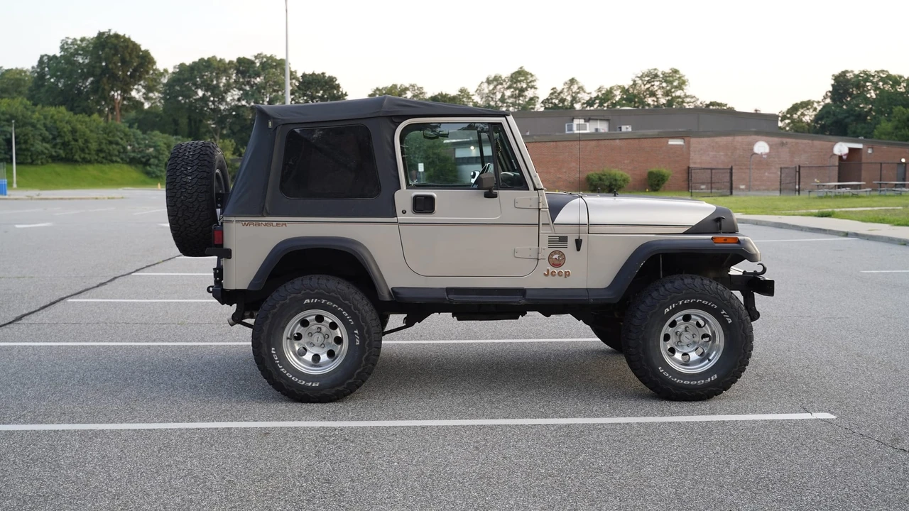 1993 Jeep YJ Wrangler - Image 8 of 31