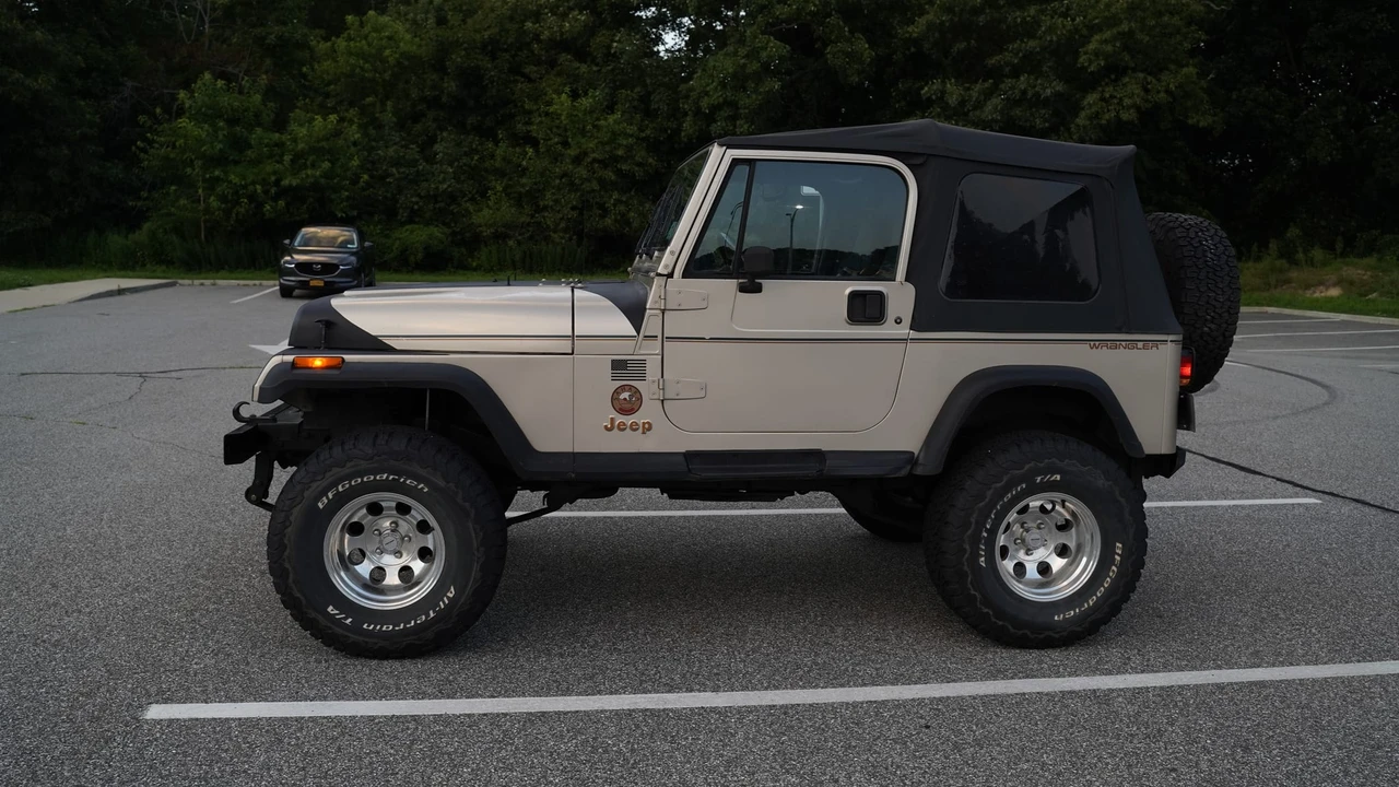 1993 Jeep YJ Wrangler - Image 13 of 31