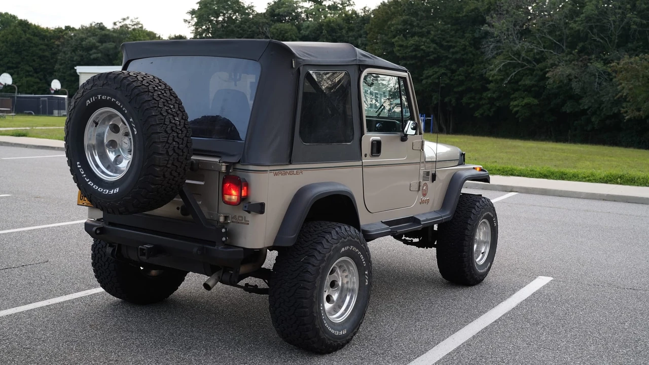 1993 Jeep YJ Wrangler - Image 16 of 31