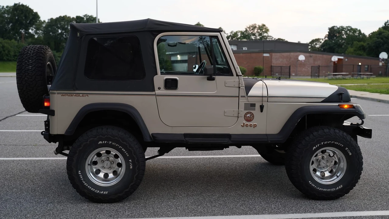 1993 Jeep YJ Wrangler - Image 17 of 31