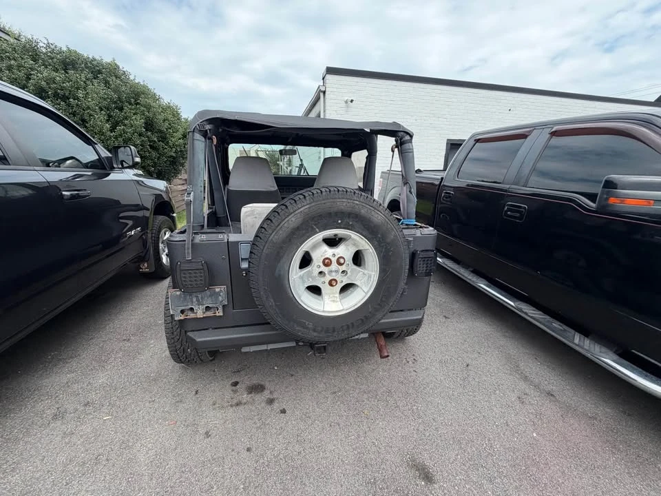 1993 Jeep YJ Wrangler - Image 5 of 10