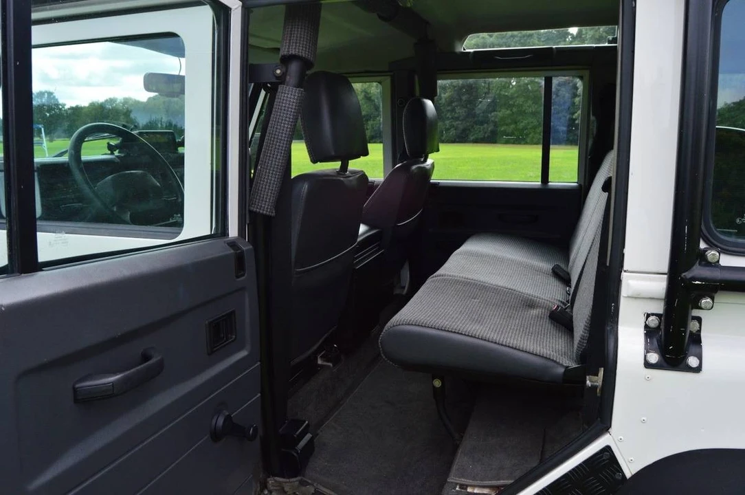 1993 Land Rover Defender 110 - Image 5 of 7