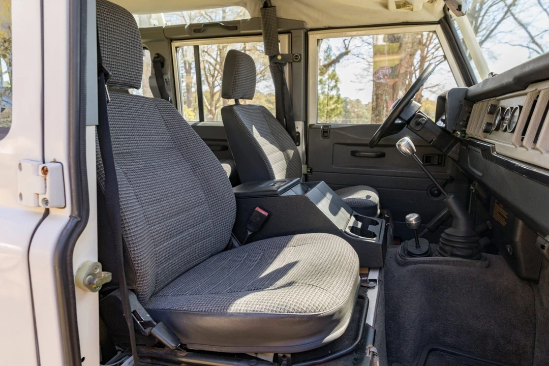 1993 Land Rover Defender 110 - Image 5 of 10