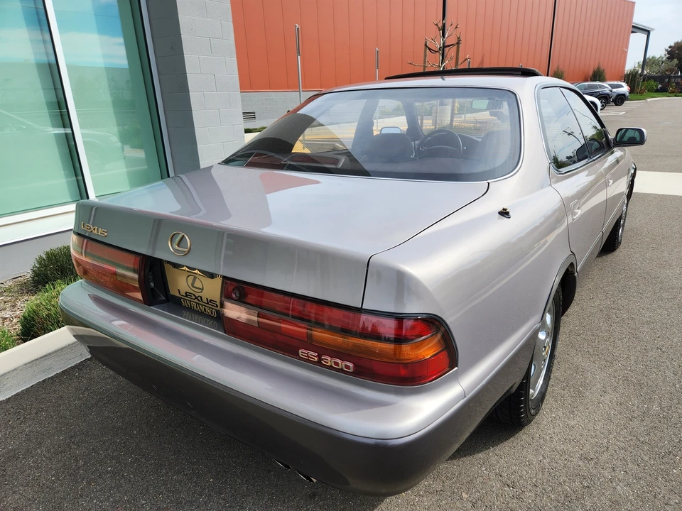 1993 Lexus ES 2nd Gen - Image 18 of 31