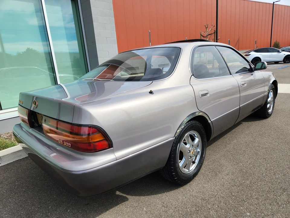1993 Lexus ES 2nd Gen - Image 19 of 31