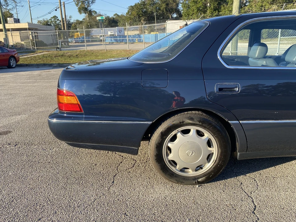 1993 Lexus LS 1st Gen - Image 21 of 31