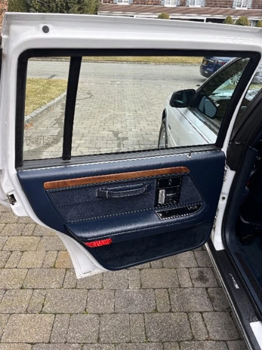 1993 Lincoln Continental 8th Gen - Image 11 of 15