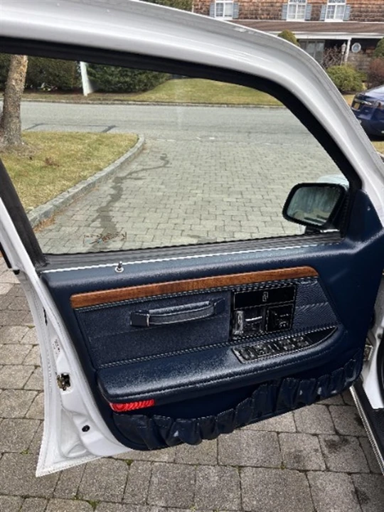 1993 Lincoln Continental 8th Gen - Image 9 of 15