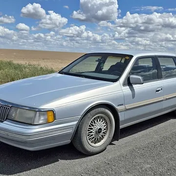 1993 Lincoln Continental Signature Sedan 4D