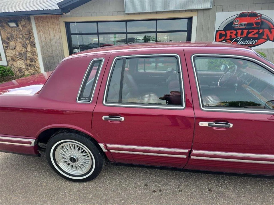 1993 Lincoln Town Car - Image 9 of 31