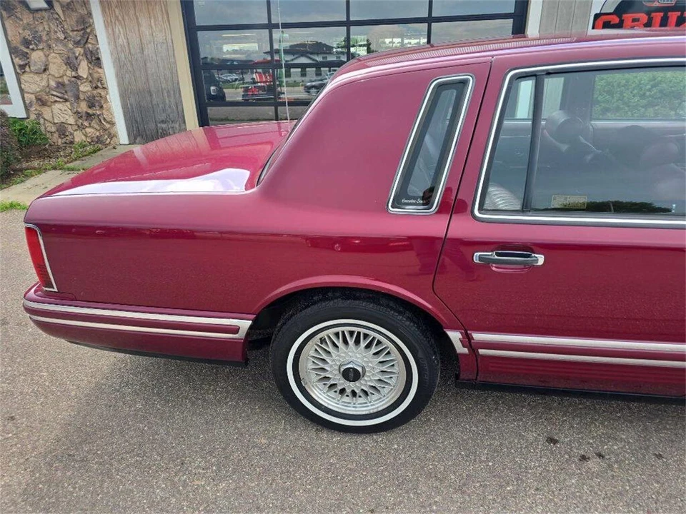 1993 Lincoln Town Car - Image 11 of 31
