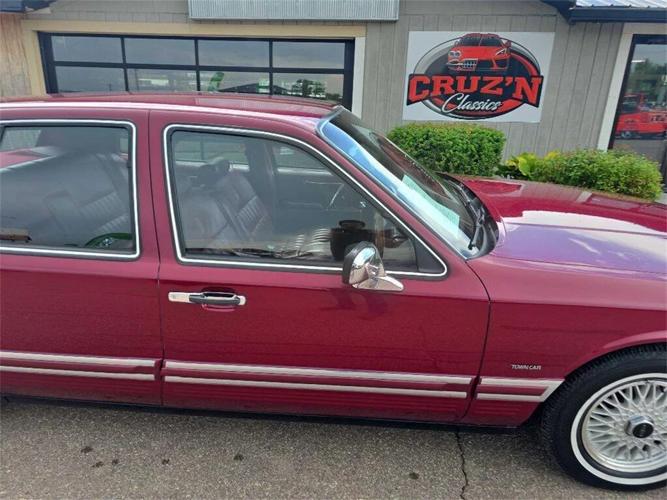 1993 Lincoln Town Car - Image 8 of 31