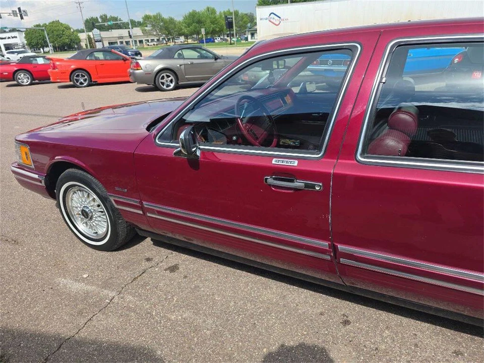 1993 Lincoln Town Car - Image 18 of 31