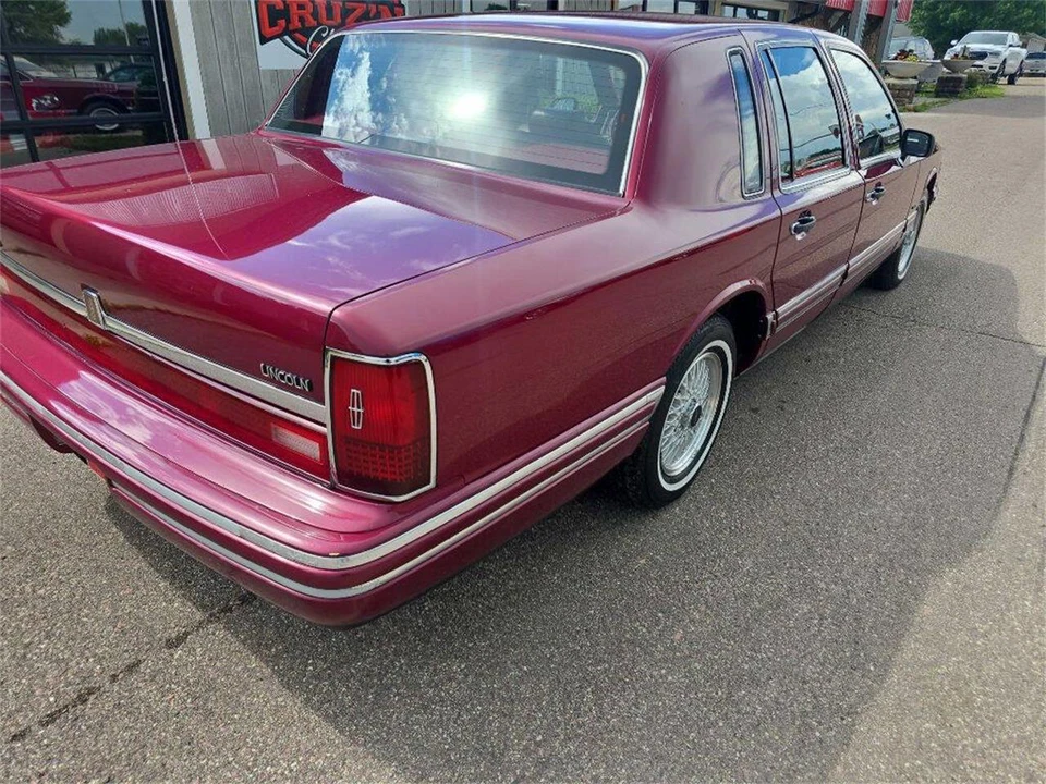 1993 Lincoln Town Car - Image 12 of 31