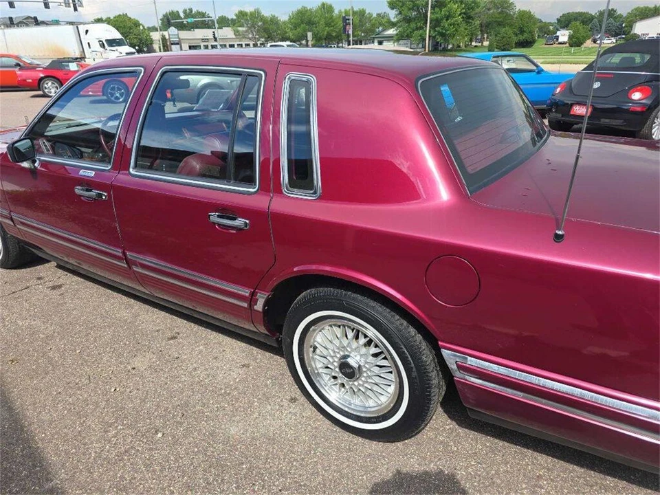1993 Lincoln Town Car - Image 16 of 31