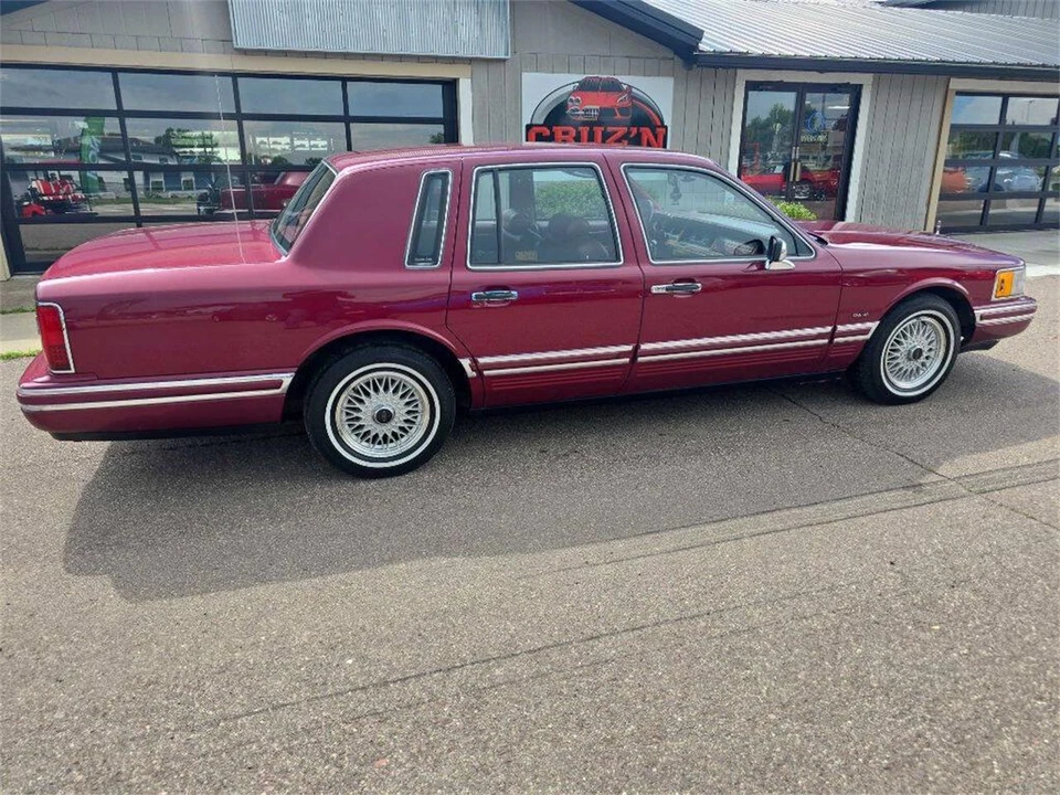 1993 Lincoln Town Car - Image 2 of 31