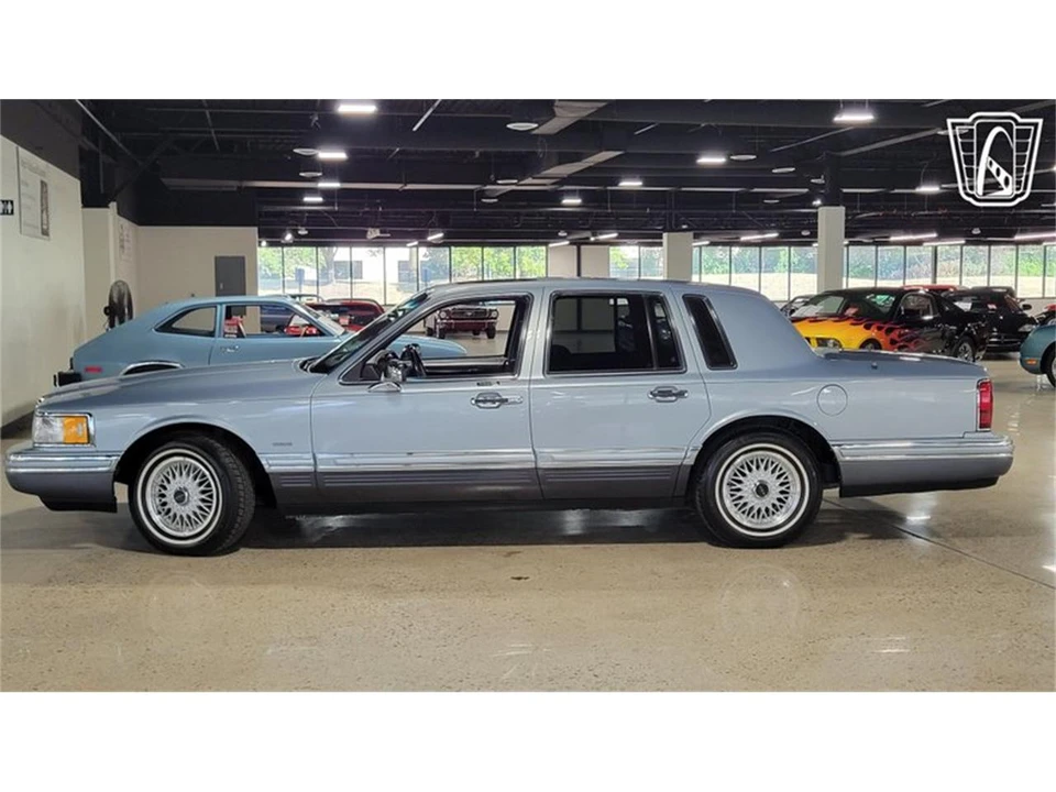 1993 Lincoln Town Car - Image 2 of 31