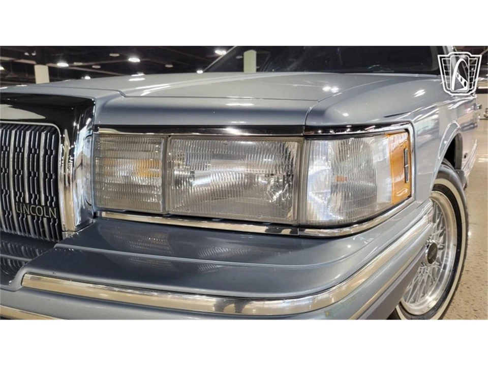 1993 Lincoln Town Car - Image 17 of 31