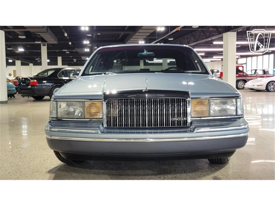 1993 Lincoln Town Car - Image 3 of 31