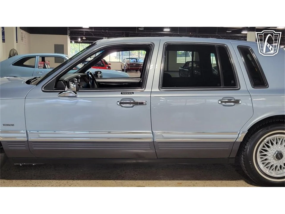 1993 Lincoln Town Car - Image 25 of 31