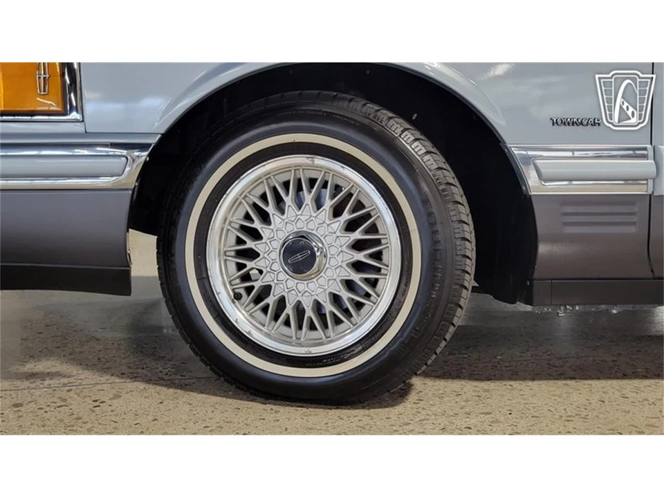 1993 Lincoln Town Car - Image 5 of 31