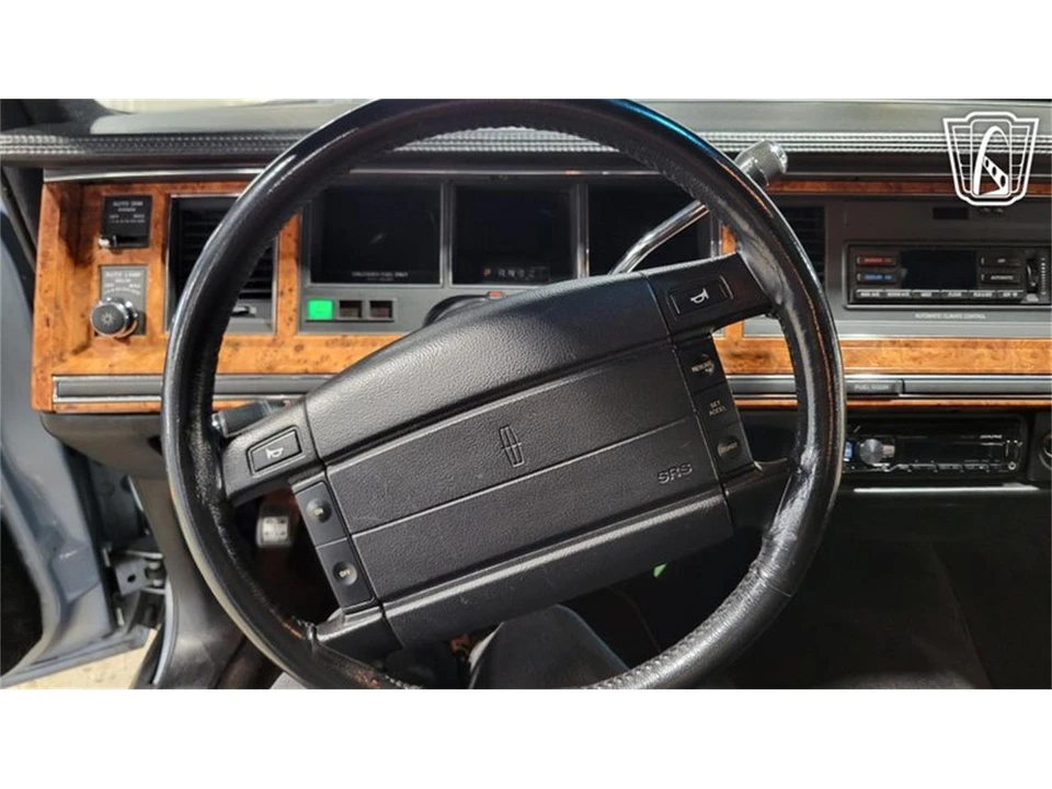 1993 Lincoln Town Car - Image 10 of 31