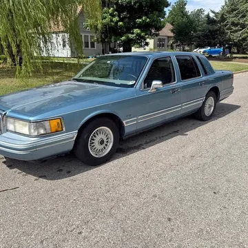 1993 Lincoln Town Car Executive Sedan 4D