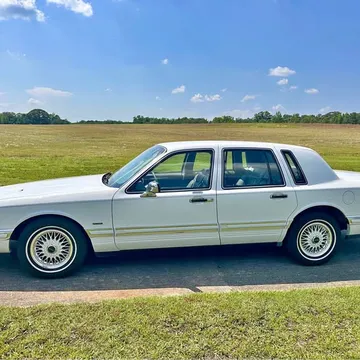 1993 Lincoln Town Car Signature L Sedan 4D