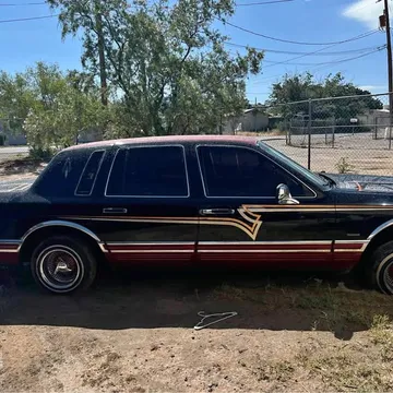 1993 Lincoln Town Car Signature Limited Sedan 4D