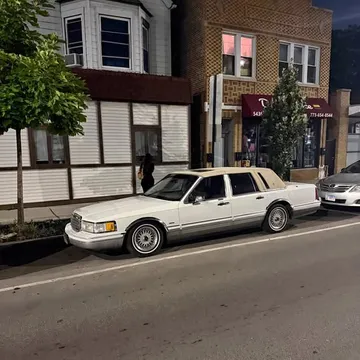 1993 Lincoln Town Car Signature Sedan 4D