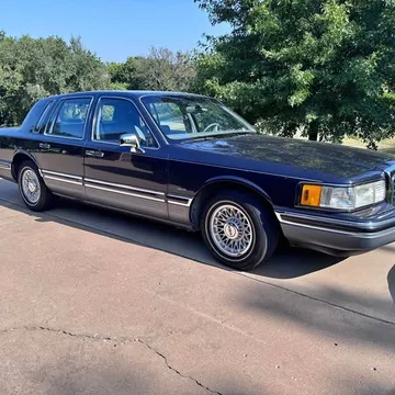 1993 Lincoln Town Car Signature Sedan 4D