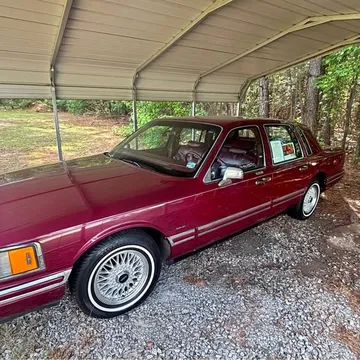 1993 Lincoln Town Car Signature Touring Sedan 4D
