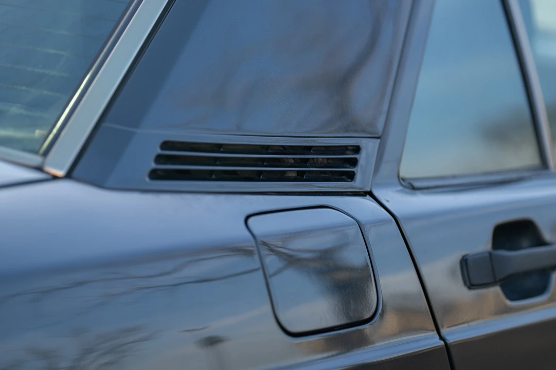 1993 Mercedes-Benz 190E - Image 16 of 21