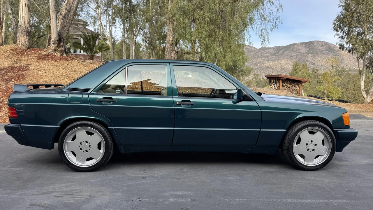 1993 Mercedes-Benz 190E - Image 12 of 31