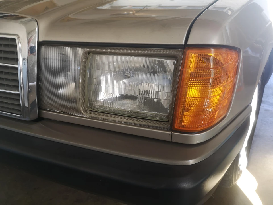 1993 Mercedes-Benz 190E - Image 17 of 28