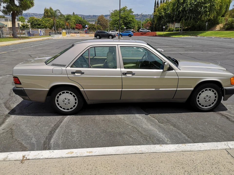 1993 Mercedes-Benz 190E - Image 12 of 28
