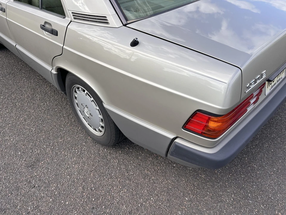 1993 Mercedes-Benz 190E - Image 17 of 31