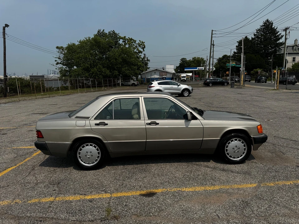 1993 Mercedes-Benz 190E - Image 9 of 31