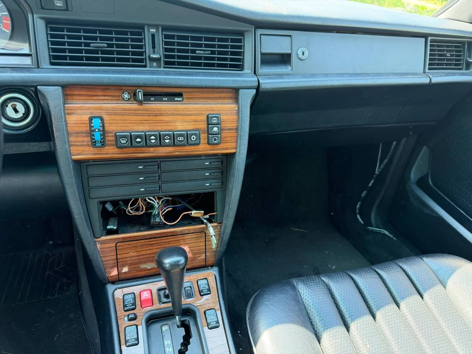 1993 Mercedes-Benz 190E - Image 11 of 12