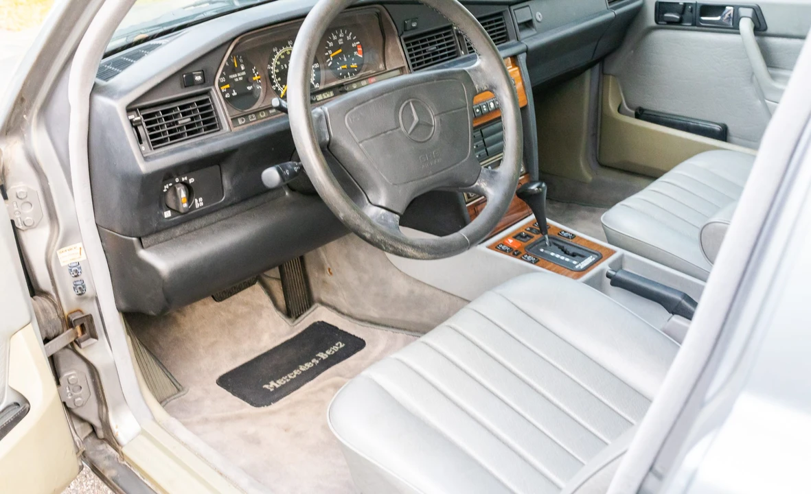 1993 Mercedes-Benz 190E - Image 26 of 31