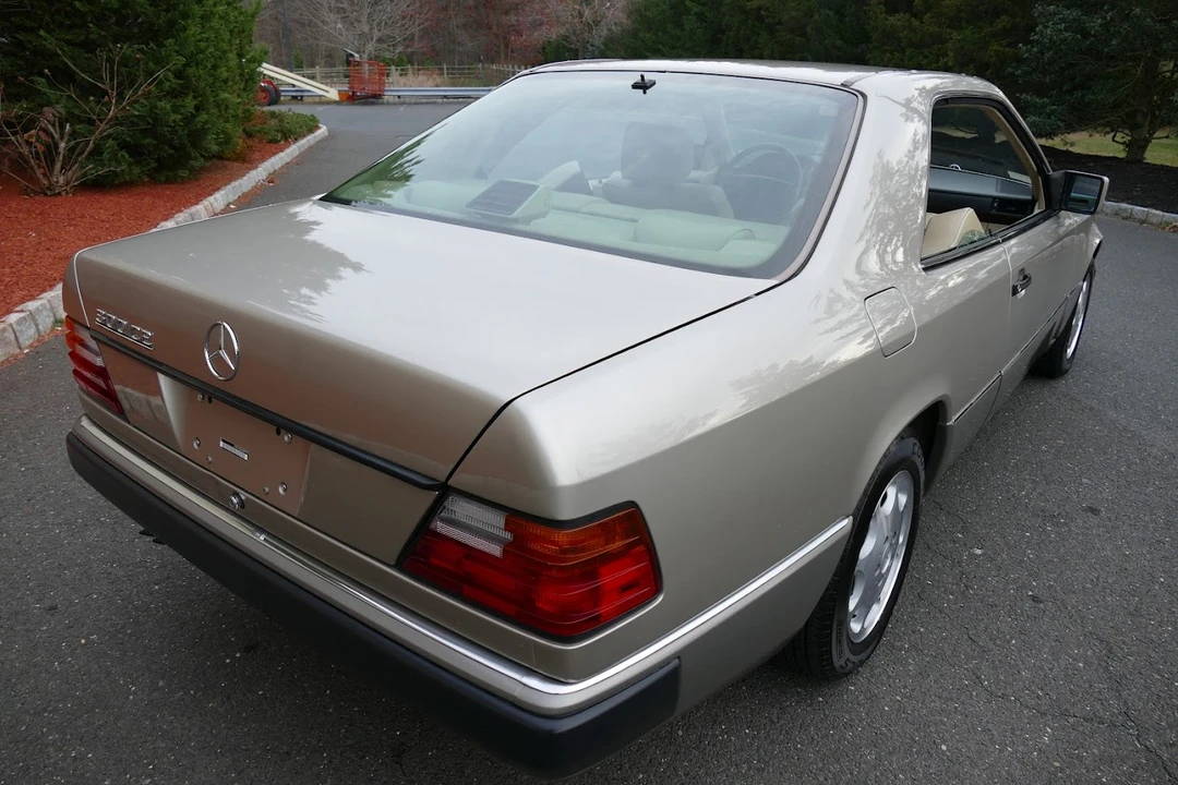 1993 Mercedes-Benz W124 E-Class - Image 11 of 31