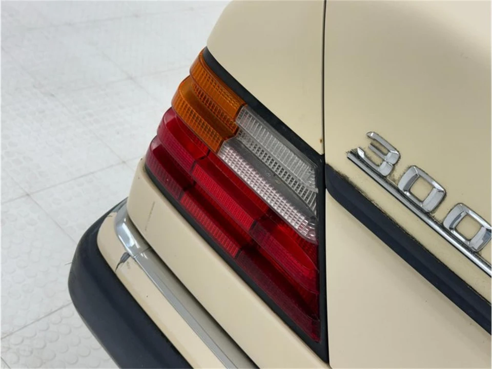 1993 Mercedes-Benz 190E - Image 16 of 31