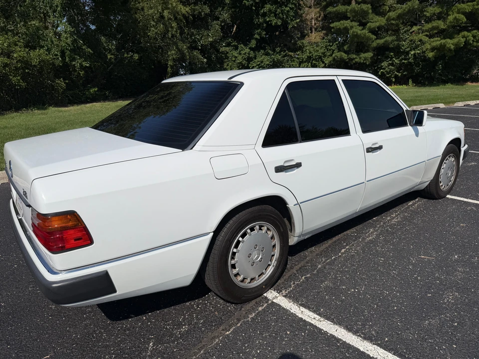 1993 Mercedes-Benz W124 E-Class - Image 11 of 31