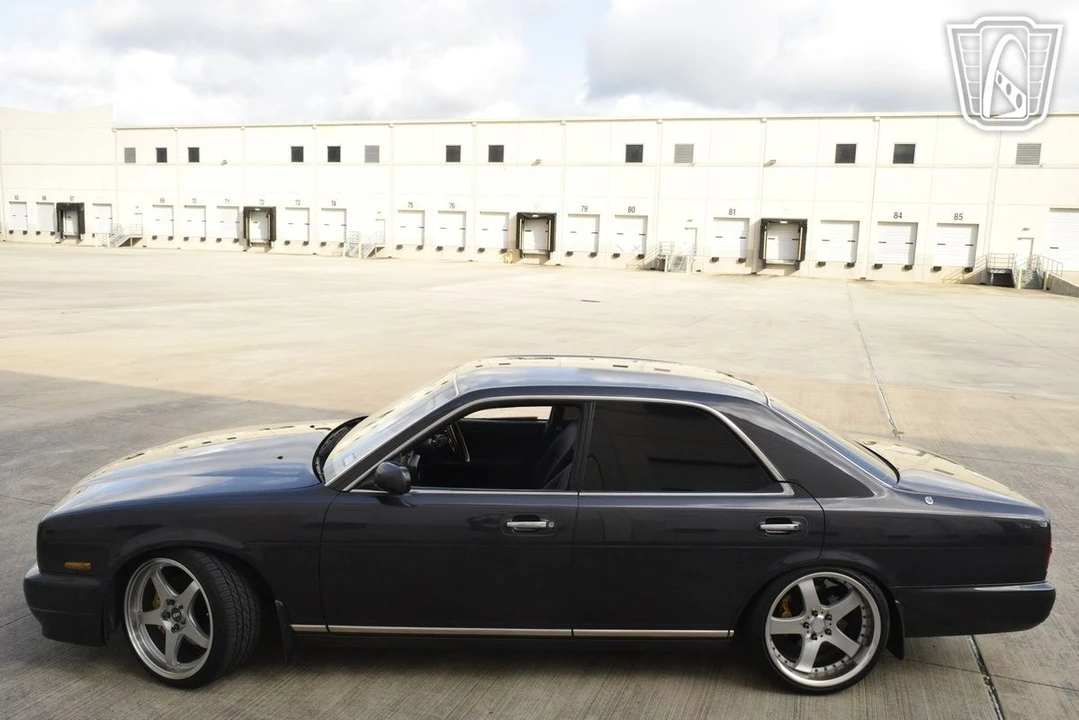 1993 Nissan Cedric 9th Gen - Image 4 of 12