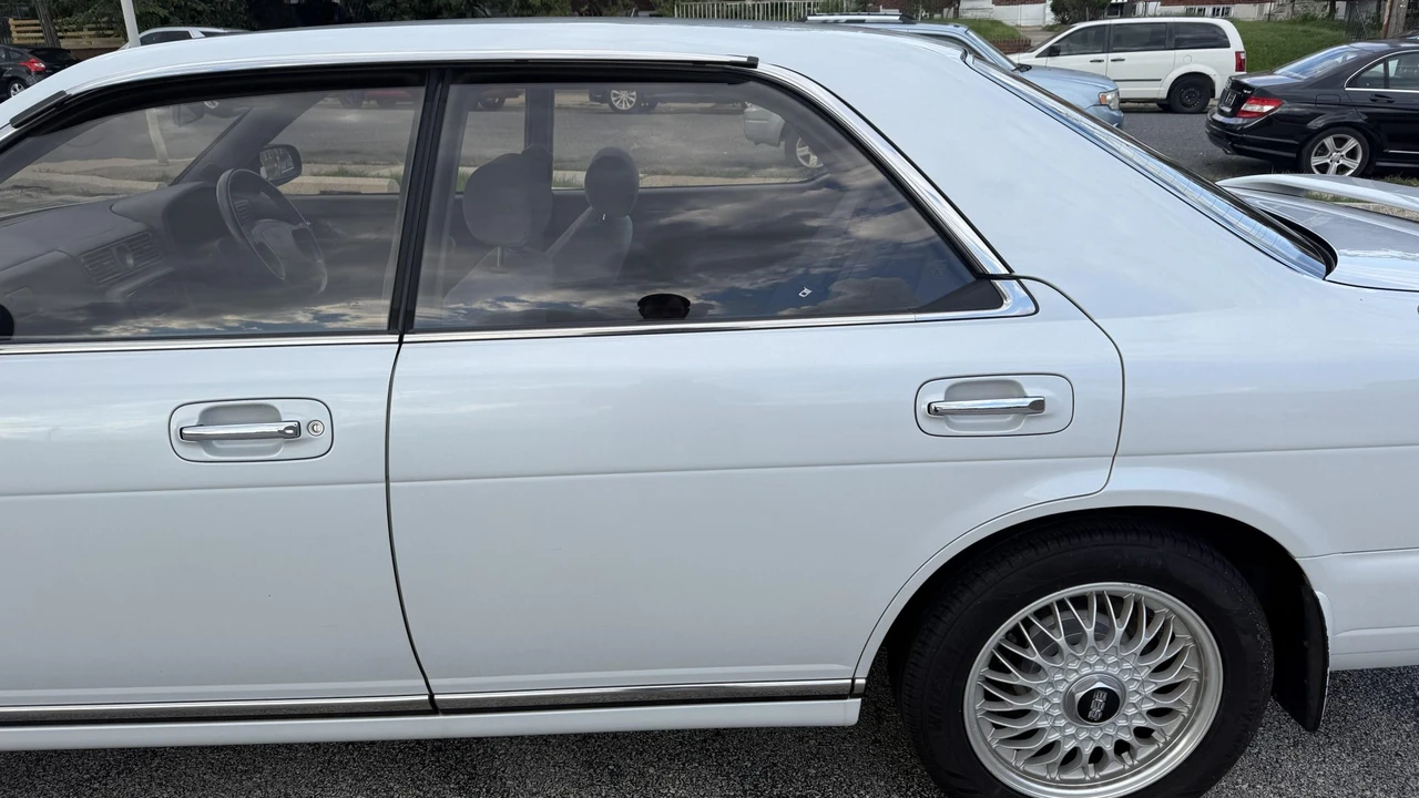 1993 Nissan Cedric 8th Gen - Image 16 of 31