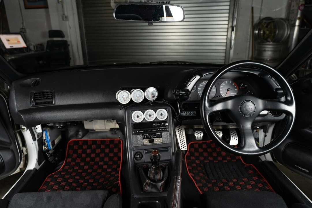 1993 Nissan R32 Skyline GT-R 8th Gen - Image 16 of 31