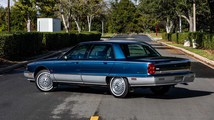 1993 Oldsmobile 98 - Image 2 of 30
