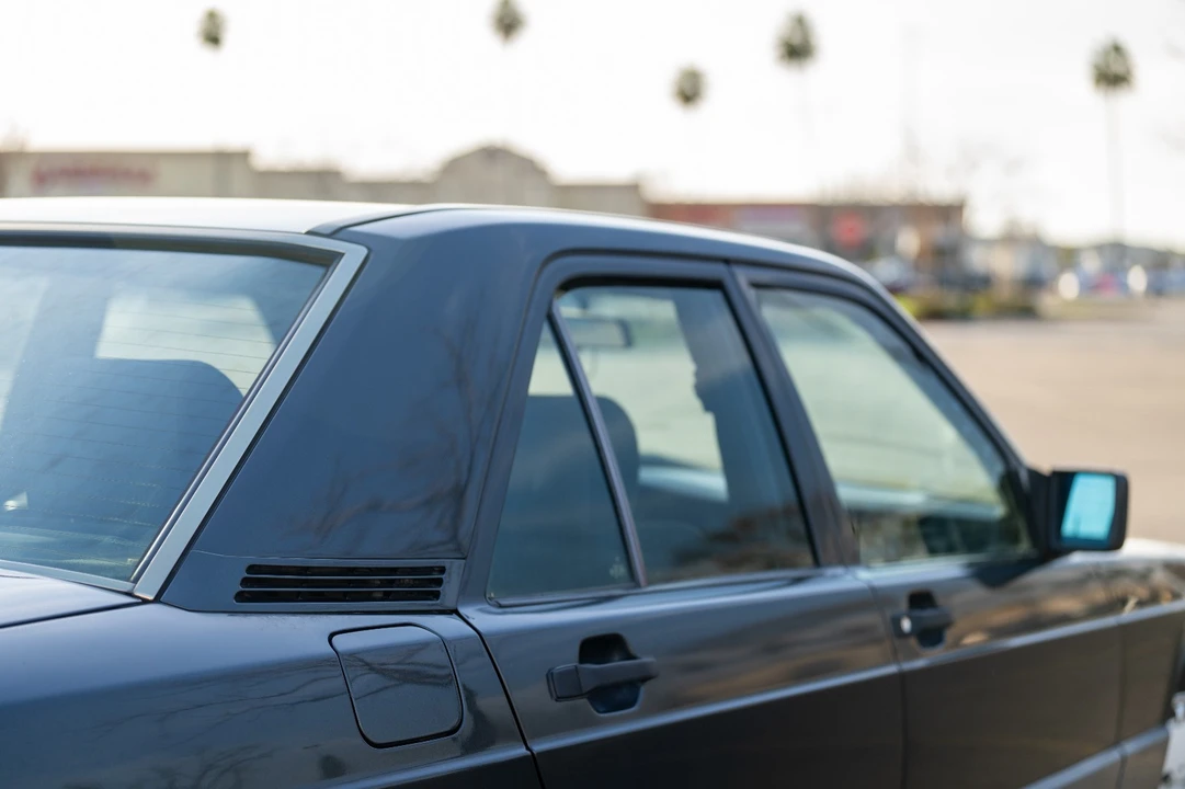1993 Mercedes-Benz 190E - Image 12 of 21