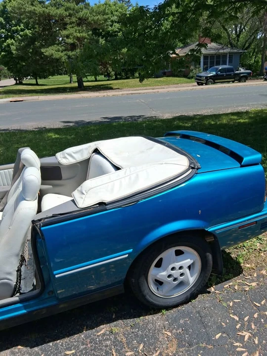 1993 Pontiac Sunbird - Image 5 of 11